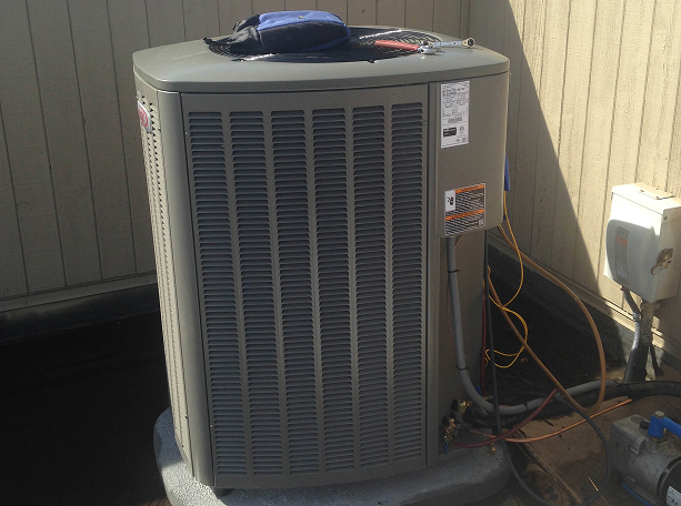 a lennox condenser unit on the roof a building