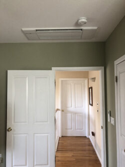 a ceiling cassette unit on the ceiling of a room in a home